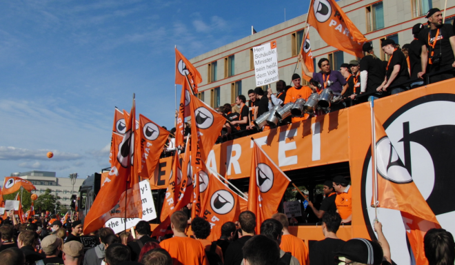 Piraten in der Stadt: die Netzbewegung und die Piratenpartei, gesellschaftliche Organisationen, denen das Internet als Bedingung ihrer Existenz vorausgesetzt ist.