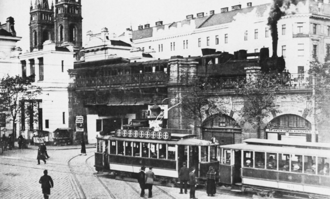 Die Tram elektrifiziert, die Stadtbahn vor 1910 noch nicht, Wien rund um den Josefstädter Gürtel bereits dicht bebaut.