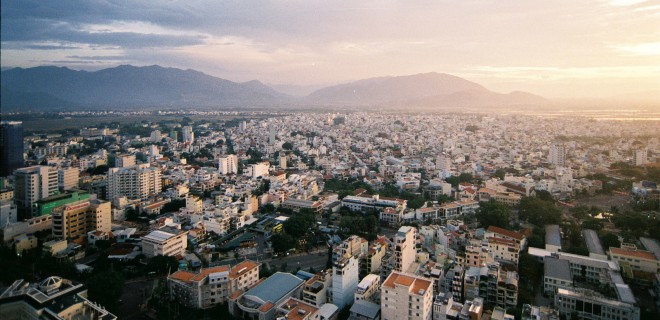 Eine Stadt, nicht einmal eine große, irgendwo in Vietnam. (Foto: Khánh Hmoong)
